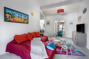 ein Wohnzimmer mit Sofa und Fernseher in der Unterkunft Jacuzzi Maison pour 11 au calme plage a 500m in Le Cormier