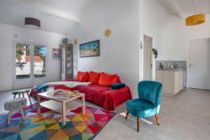 ein Wohnzimmer mit einem Bett und einem Tisch und Stühlen in der Unterkunft Jacuzzi Maison pour 11 au calme plage a 500m in Le Cormier