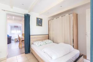 a bedroom with a bed and a dining room at Gîte rénové Calanque La Vesse in Le Rove