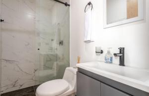 um banheiro com vaso sanitário, pia e chuveiro em apt 3 habitaciones em Rebolo