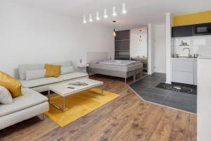 una sala de estar con un sofá y una mesa en Ferienwohnung Sally, en Lenzkirch