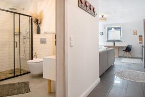 ein Badezimmer mit Dusche, Toilette und Waschbecken in der Unterkunft Casa Ruf in Orsingen-Nenzingen + 16 Fotos