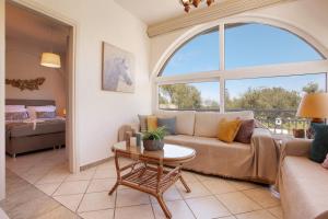 una sala de estar con un sofá y una mesa en Villa Chrysoula, en Alikanas 37 fotos más