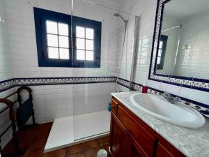 ein Badezimmer mit Waschbecken, Dusche und Badewanne in der Unterkunft Casa Rafa in Famara + 13 Fotos