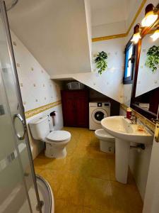 ein Badezimmer mit Toilette und Waschbecken in der Unterkunft Casa Rafa in Famara