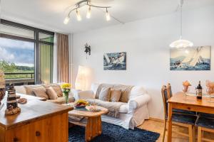 シュトランデにあるFerienwohnung 'Segelyachten-Perle'のソファとテーブルのあるリビングルーム
