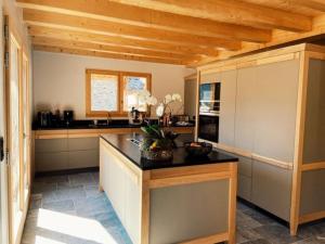 Una cocina grande con encimera negra. en Les Carroz de Mary - Sommand, en Mieussy 9 fotos más