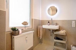 a bathroom with a sink and a mirror at Klostergarten in Grünstadt +15 photos