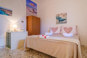 a bedroom with a bed and a dresser at Villa Scirocco 30 Metri Dal Mare in Torre Specchia Ruggeri