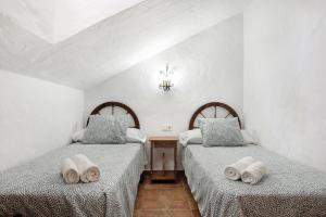 2 posti letto in camera con asciugamani di Villa Nego a Cadice Altre 21 foto