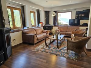 ブリッド・レ・バンにあるChalet La Hulotteのソファとテーブルと椅子のあるリビングルーム