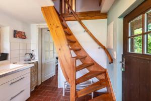 にあるHaus Im Grünenのシンクと窓のあるキッチンの木製の階段 +23枚の写真