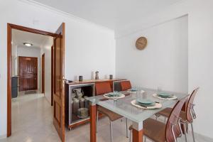 ein Esszimmer mit Tisch und Stühlen in der Unterkunft Excellent Apartment in Olhos D´Água in Olhos de Água