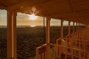 カッラーラにあるMarble Houseの夕日を眺めながらビーチを眺めることができます。