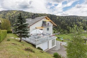 Vista aérea de una casa en una colina en Ferienwohnung Haus Oehlberg, en Todtmoos