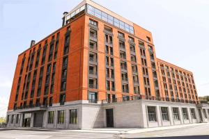 een groot bakstenen gebouw aan een stadsstraat bij Alvina Complex Apartment in Tsachkadzor