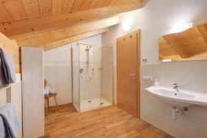 un baño con ducha y lavabo en Oberhof Apt Panorama, en Vallarga 29 fotos más