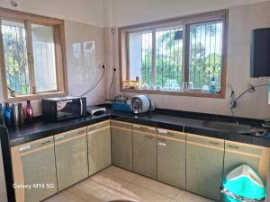 Kuchyň nebo kuchyňský kout v ubytování Peaceful Bungalow with Private Garden + 17 fotografií