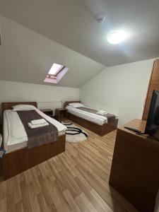 Ένα ή περισσότερα κρεβάτια σε δωμάτιο στο Pensiunea Tarancuta Radauti