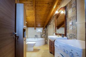 Koupelna v ubytování Villa Victoria by CorfuEscapes + 103 fotografií