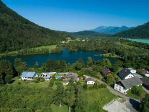 an aerial view of a house next to a lake at Haus Linsendorf in Gallizien