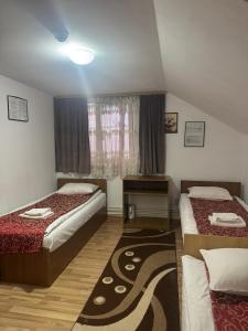 Ένα ή περισσότερα κρεβάτια σε δωμάτιο στο Pensiunea Tarancuta Radauti