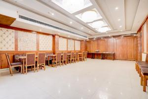 Una sala de conferencias vacía con mesas y sillas. en Townhouse Oak Dehradun Court Formerly GK Residency, en Dehradun
