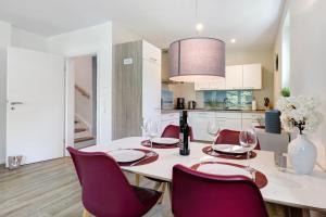 a kitchen and dining room with a table and chairs at Feriendoppelhaus Frühling in Stakendorf