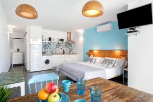 een slaapkamer met een bed en een tafel met fruit erop bij Estudio Dannamar in Puerto del Carmen
