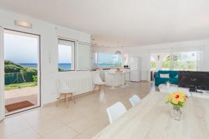 a white living room with a table and chairs at Binicasal in Sant Lluis