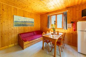 Кухня или мини-кухня в Gite Romarin
