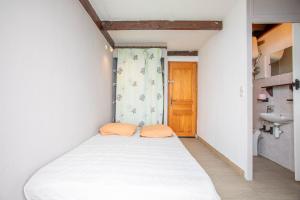 une petite chambre avec un lit dans une pièce dans l'établissement Les Jeux de Boules 6, au Pradet 15 autres photos