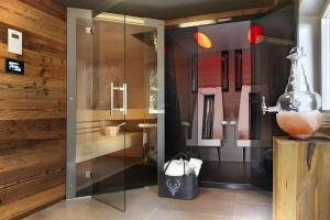 une pièce avec une porte vitrée avec un miroir dans l'établissement Hotzenwald, à Oberibach 19 autres photos