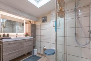 ル・ムイにあるStudio 404のシャワー、トイレ、洗面台を備えたバスルーム