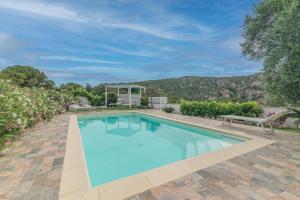 Bazén v ubytování Casa Elvi nebo v jeho okolí