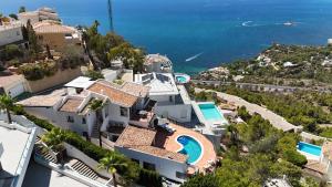 una vista aérea de una casa con piscina en Nono, en Altea
