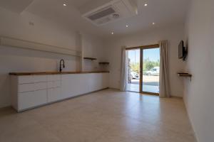 a large kitchen with a counter in a room at Villa The Beach in Olbia