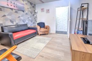 a living room with a couch and a tv at Maison familiale Les Crozes in Archignac