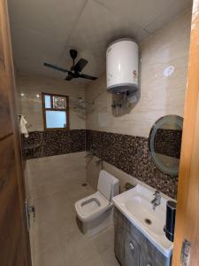 a bathroom with a toilet and a sink at GURUGRAM CENTRAL NEAR To AIRPORT in Gumgaon