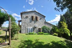 an external view of a stone house with a yard at Casale Mulino in Pancole
