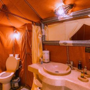 Ένα μπάνιο στο Elysium Dunes Camp