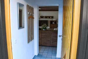 une porte ouverte sur une chambre avec une cuisine dans l'établissement Ferienhaus Zissi, à Wegberg 36 autres photos