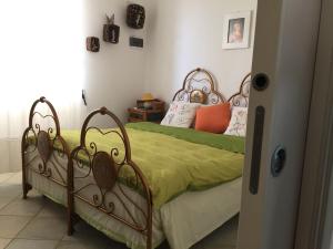 サルヴェにあるVilla Relax - Goldのベッドルーム1室(ベッド1台、緑の掛け布団付)