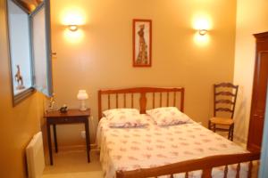 a bedroom with a bed and a table and a chair at Maison de vacances avec piscine Var in Callas