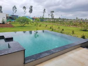 Bazén v ubytování Elysian Hideaway By StayJade3BHKPoolGardenLawn nebo v jeho okolí