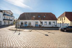 una calle adoquinada frente a un edificio en Ferienwohnung Blütenzauber, en Sagard