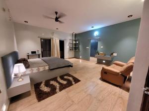 Posezení v ubytování Elysian Hideaway By StayJade3BHKPoolGardenLawn + 21 fotografií