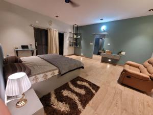 Posezení v ubytování Elysian Hideaway By StayJade3BHKPoolGardenLawn