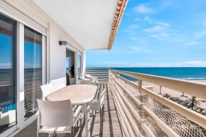 a balcony with a table and chairs and the ocean at Neptuno in Gandía