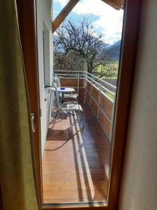vista de uma varanda com mesa e cadeiras em Gertis Appartment Top 1 em Stumm